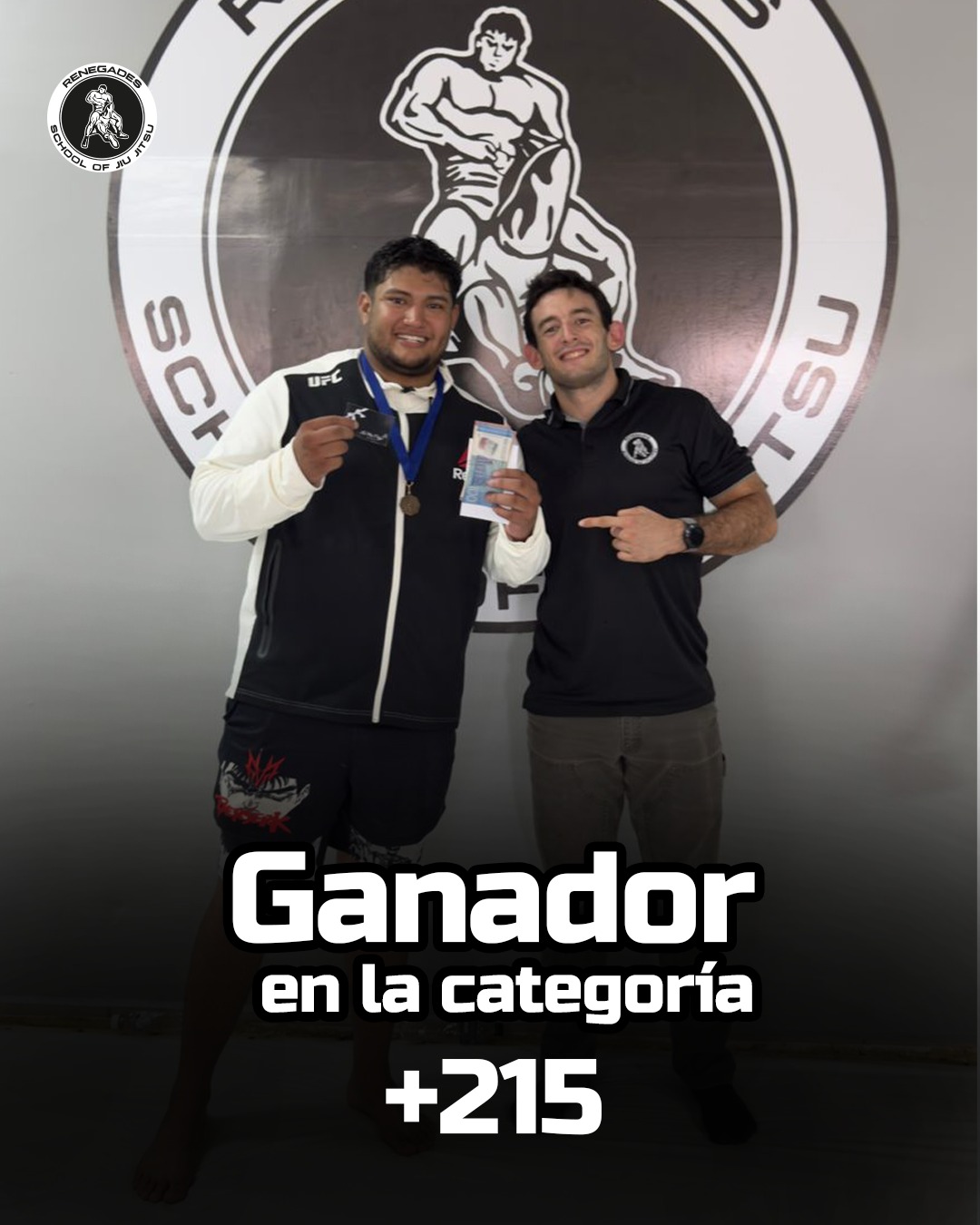 Ganador en la categoría +215 del torneo de Brazilian Jiu-Jitsu organizado por Renegades SOJ, posando con su medalla.