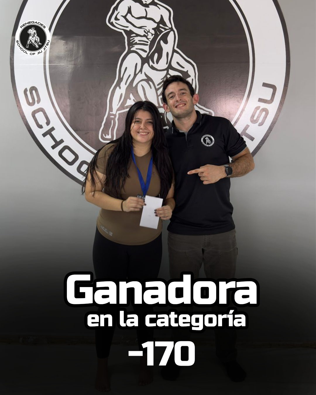 Ganador en la categoría -170 del torneo de Brazilian Jiu-Jitsu de Renegades SOJ, celebrando con su medalla.