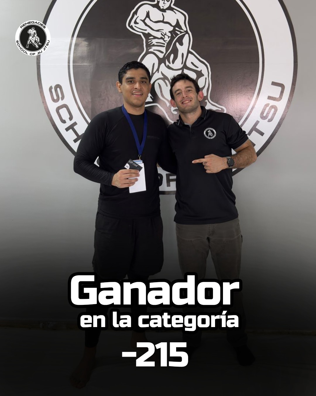 Ganador en la categoría -215 del torneo de Brazilian Jiu-Jitsu de Renegades SOJ, celebrando con su medalla