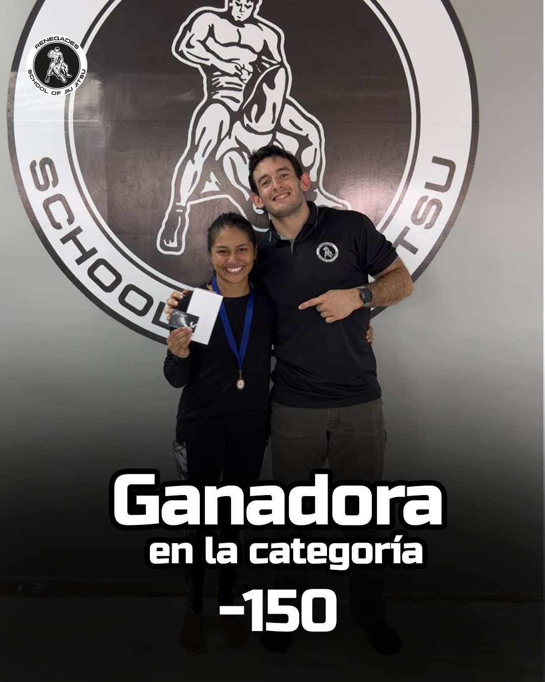 Ganadora en la categoría -150 del torneo de Brazilian Jiu-Jitsu de Renegades SOJ, mostrando su medalla y premio.